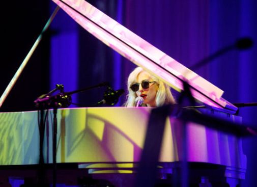 lady-gaga-piano-hrc