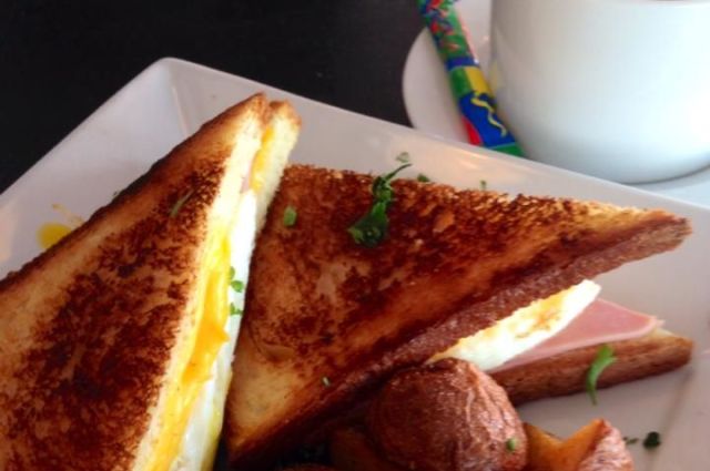 wehobistrobreakfastsandwichwithpotatoes