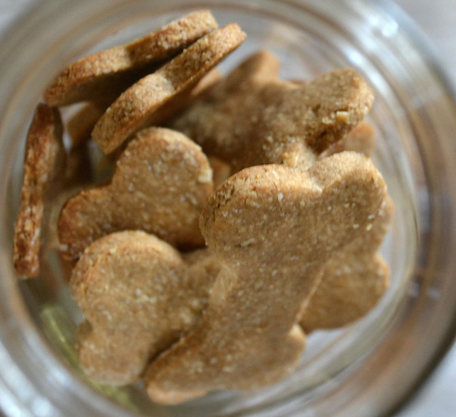 HOMEMADE PEANUT BUTTER BANANA DOG TREATS