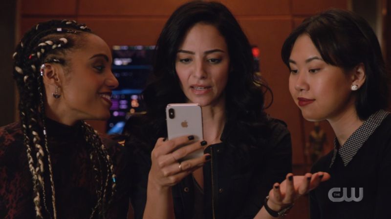 Zari and Mona look at Zari's phone but Charlie is looking at Zari JUST SAYING