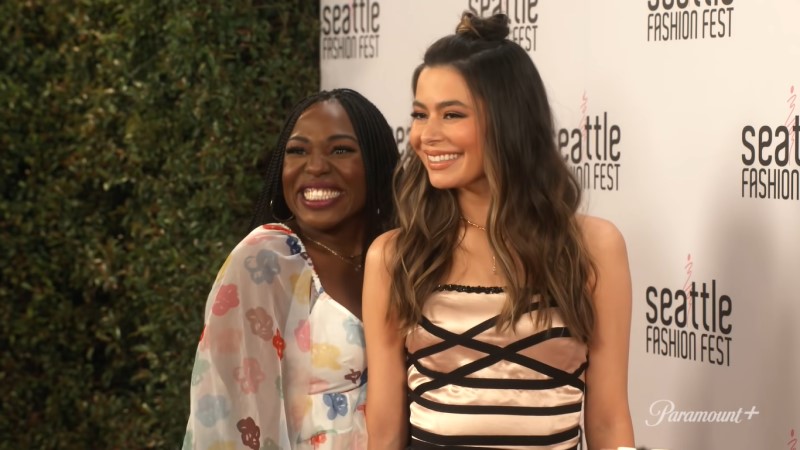 iCarly: Harper and Carly on the red carpet of a press event, cheesin' because Carly's dress is ripping