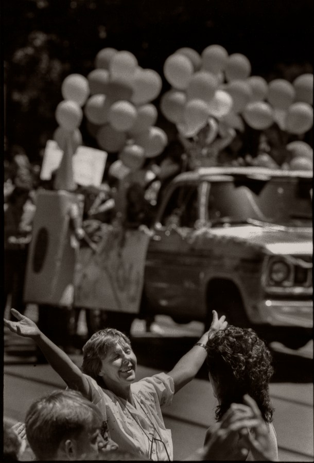 View of a woman, smiling and with her arms wide