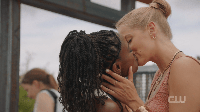 Roswell New Mexico: Isobel kisses Anatsa