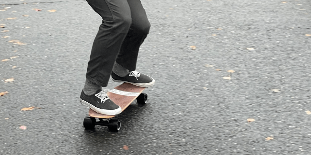 Abenis feet on a skateboard