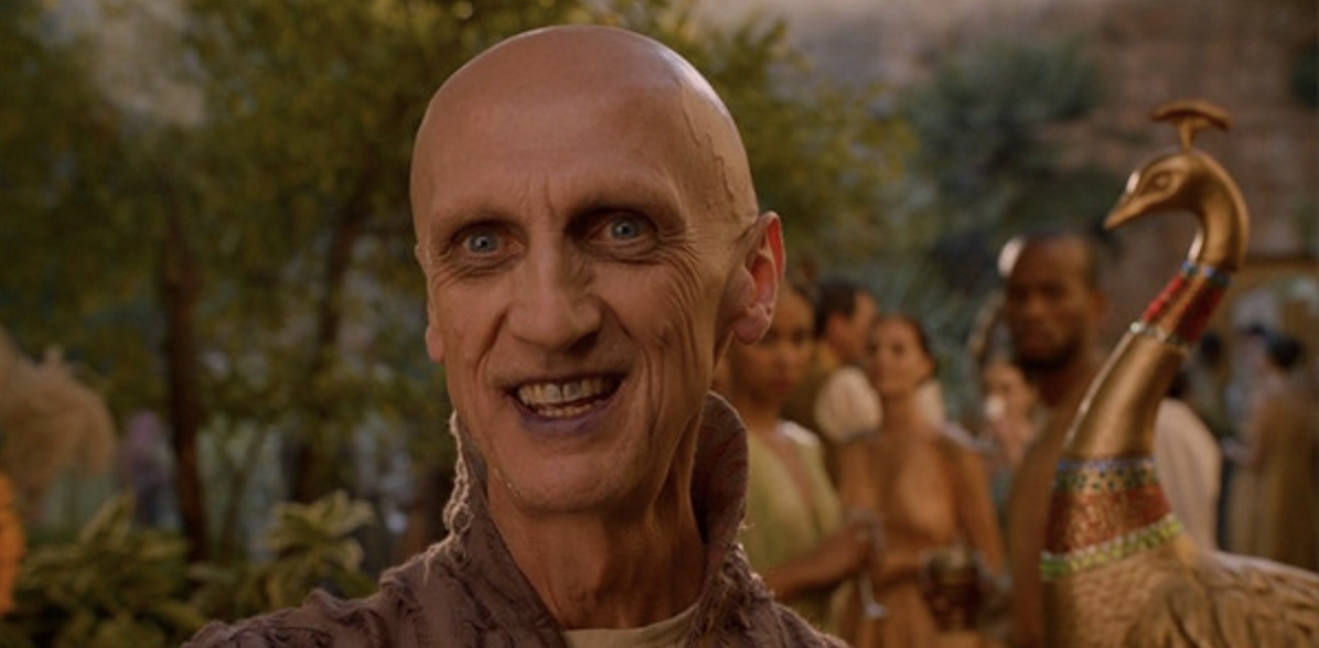 pyat pree an evil wizard in game of thrones looks at the camera and has blue, sunken eyes and blue-stained lips