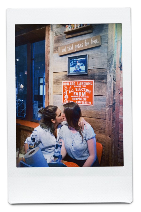 Kayla and Kristen kiss at a Bubba Gump Shrimp Co. 