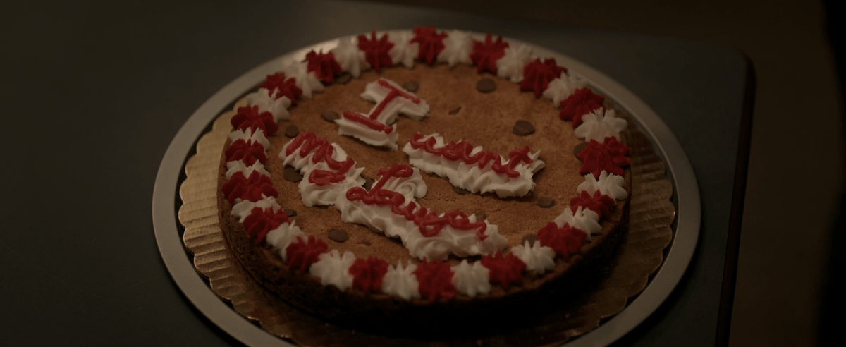 a cookie cake that says I WANT MY LAWYER